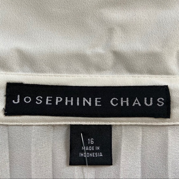 Pleated Button-down Collared Top - Picture 3 of 8